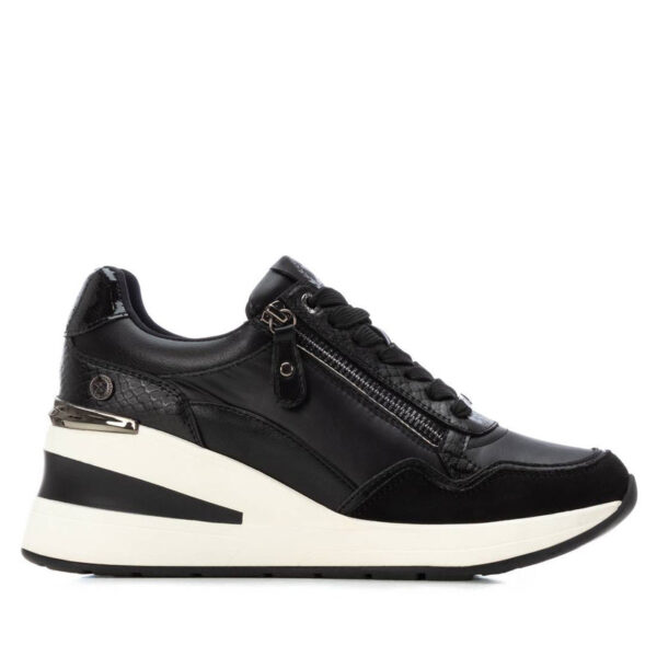 XTI 144382 μαύρα γυναικεία sneakers με πλαϊνό φερμουάρ και λευκή πλατφόρμα