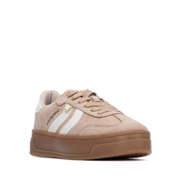 XTI 144586 μπεζ γυναικεία sneakers με λευκές ρίγες και καφέ σόλα