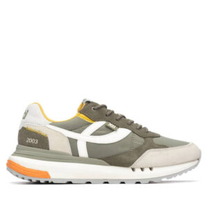 Ανδρικά πράσινα sneakers Xti 145802 με suede λεπτομέρειες και πορτοκαλί στοιχεία στη σόλα.