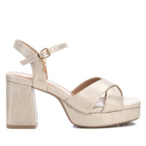 Γυναικεία πέδιλα Xti 142356 σε σαμπανιζέ χρώμα με ψηλό χοντρό τακούνι, φιάπα και χιαστί λουράκια
