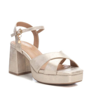 Γυναικεία πέδιλα Xti 142356 σε σαμπανιζέ χρώμα με ψηλό χοντρό τακούνι, φιάπα και χιαστί λουράκια