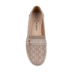 Γυναικείο δερμάτινο μοκασίνι B-Soft 2505-12 σε μπεζ χρώμα με διάτρητο σχέδιο και μεταλλική αγκράφα
